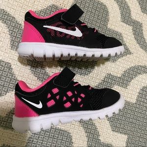 Nike Toddler black and Pink Sneakers size 5
